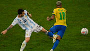 Naymar elude a Leo Messi en la final de la Copa América 2021
