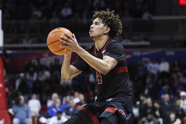 Stanford guard Oziyah Sellers shoots against SMU.
