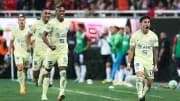 Jugadores del América celebran un gol.