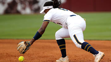 Elon Butler blasted 10 home runs and hit .361 for the Cal Bears last season, a versatile utility player with a strong all-around game. She joined the Ducks yesterday for 2026.
