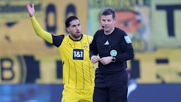 Emre Can (l.) und Schiedsrichter Frank Willenborg (r.)