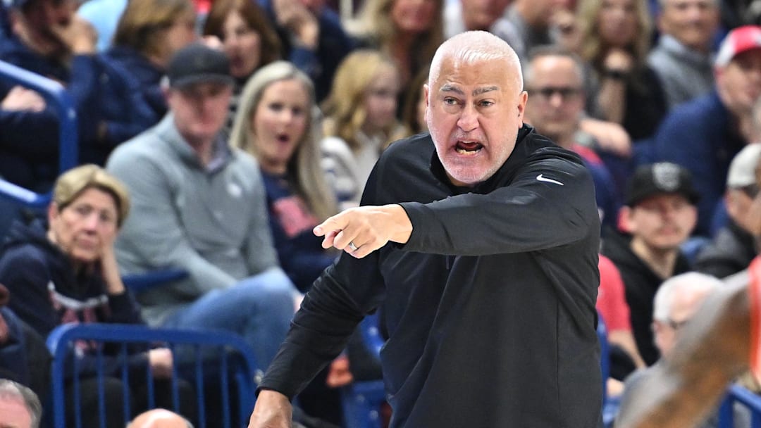 Jan 28, 2025; Spokane, Washington, USA; Oregon State Beavers head coach Wayne Tinkle directs his team during a game against the Gonzaga Bulldogs in the first half at McCarthey Athletic Center. Mandatory Credit: James Snook-Imagn Images Jan 28, 2025; Spokane, Washington, USA; Oregon State Beavers head coach Wayne Tinkle directs his team during a game against the Gonzaga Bulldogs in the first half at McCarthey Athletic Center. Mandatory Credit: James Snook-Imagn Images