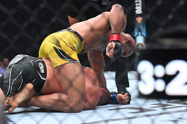 Gregory Rodrigues (guantes rojos) lucha contra Denis Tiuliulin (guantes azules) durante UFC 292 en TD Garden. 