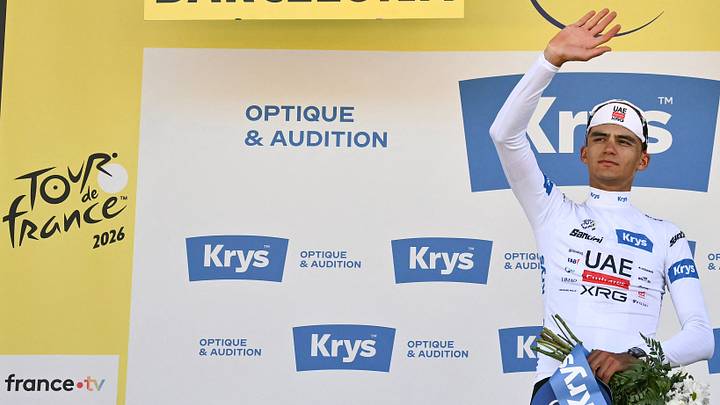 El pedalista mexicano Isaac Del Toro se regocija en el podio ataviado con el inmaculado maillot blanco, indumentaria que lo consagra como el mejor ciclista joven de la competición.