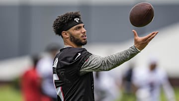 Jun 11, 2025; Atlanta, GA, USA; Atlanta Falcons wide receiver Drake London (5) warms up during Minicamp at Children's Healthcare of Atlanta Training Ground. Mandatory Credit: Dale Zanine-Imagn Images