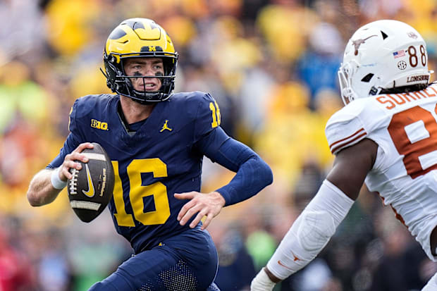 Michigan Wolverines football quarterback Davis Warren