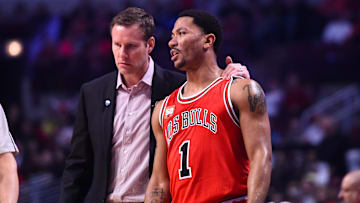 Former Chicago Bulls head coach Fred Hoiberg (L) talks with guard Derrick Rose (1) at the United Center.