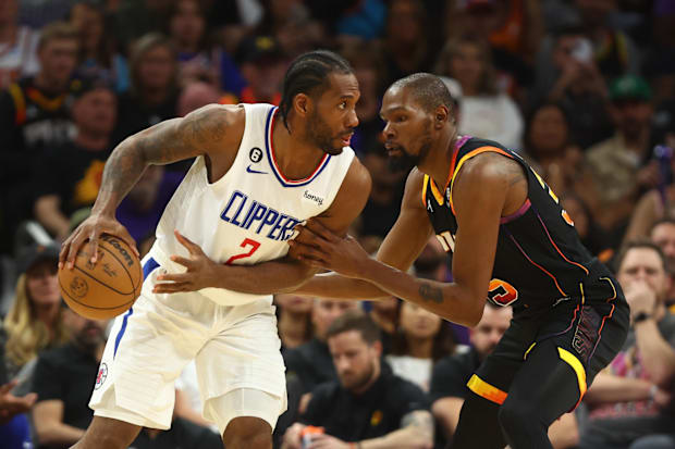 Los Angeles striker Clippers Kawhi Leonard (2) controls the ball against the Phoenix Suns striker Kevin Durant (35)