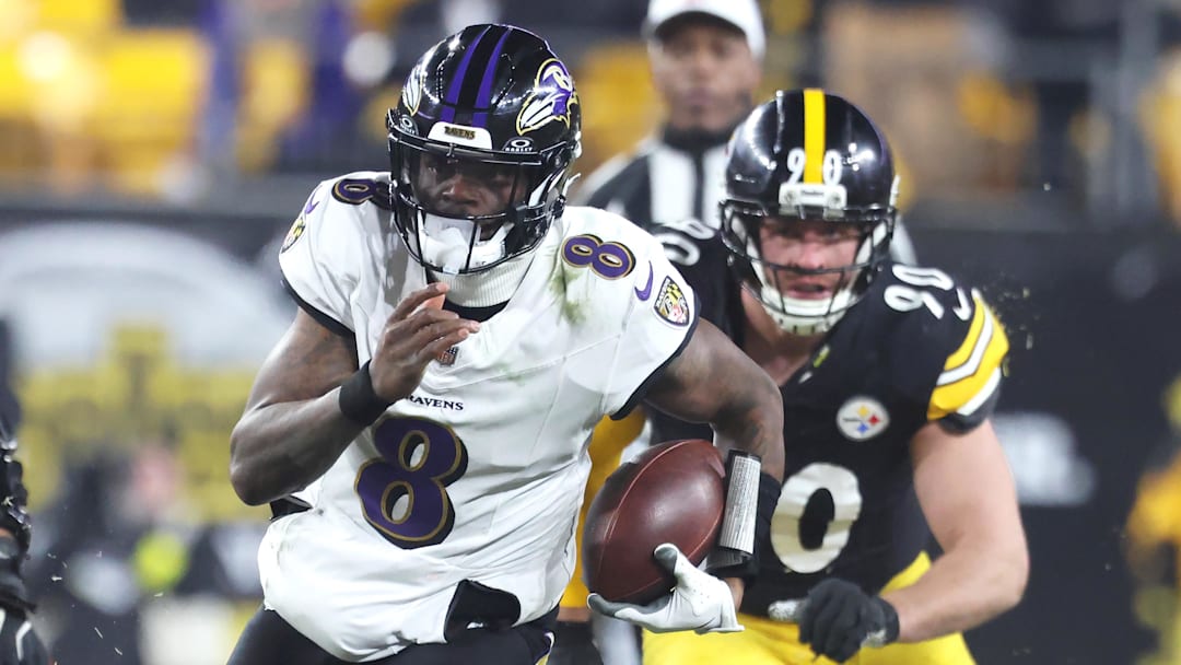 Baltimore Ravens quarterback Lamar Jackson (8) runs the ball against the Pittsburgh Steelers