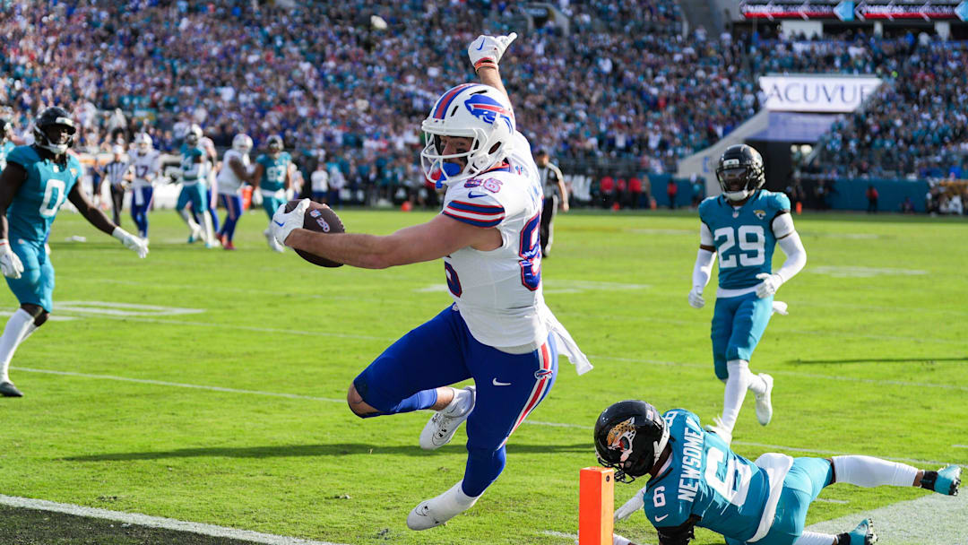 Buffalo Bills tight end Dalton Kincaid (86) scores a touchdown during the fourth quarter in an NFL football AFC Wild Card playoff matchup, Sunday, Jan. 11, 2026, in Jacksonville, Fla. Bills lead 10-7 at the half over the Jaguars.