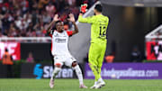 El venezolano Jhon Murillo y el arquero colombiano Camilo Vargas celebran el triunfo del Atlas