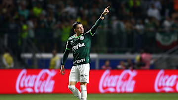 Lateral marcou gols dois e ainda deu assistência