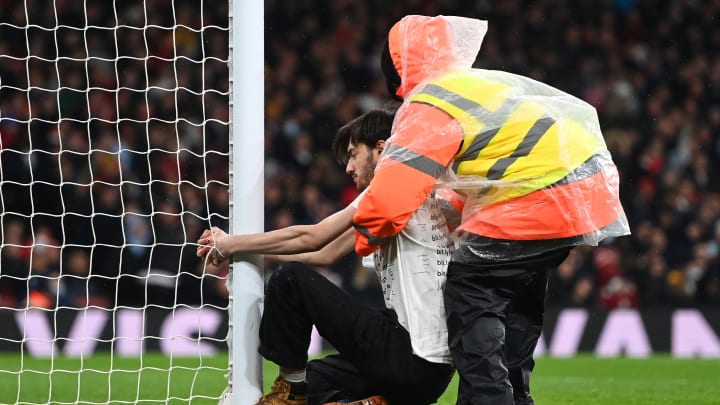 Le match Arsenal-Liverpool a été marqué par l'irruption d'un militant. Le match Arsenal-Liverpool a été marqué par l'irruption d'un militant.