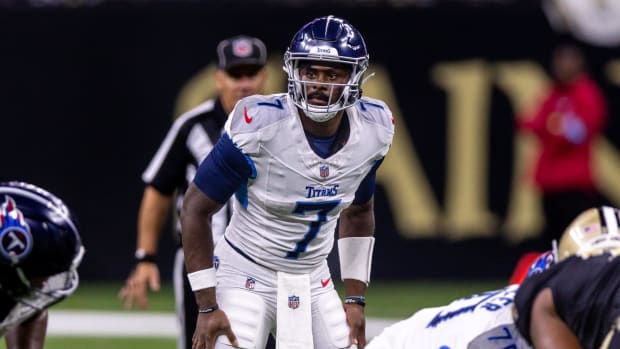 Tennessee Titans quarterback Malik Willis (7) looks over the New Orleans Saints defense during the second half