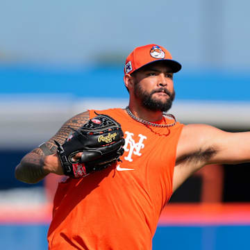 Feb 15, 2025; Port St. Lucie, FL, USA; New York Mets starting pitcher Sean Manaea (59) plays catch during a spring training workout at Clover Park. Mandatory Credit: Sam Navarro-Imagn Images