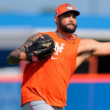 Feb 15, 2025; Port St. Lucie, FL, USA; New York Mets starting pitcher Sean Manaea (59) plays catch during a spring training workout at Clover Park. Mandatory Credit: Sam Navarro-Imagn Images