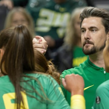 Oregon volleyball coach Matt Ulmer talks to his team during the match against Washington State in Eugene Sunday, Oct, 1, 2023.