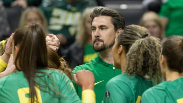 Oregon volleyball coach Matt Ulmer talks to his team during the match against Washington State in Eugene Sunday, Oct, 1, 2023.