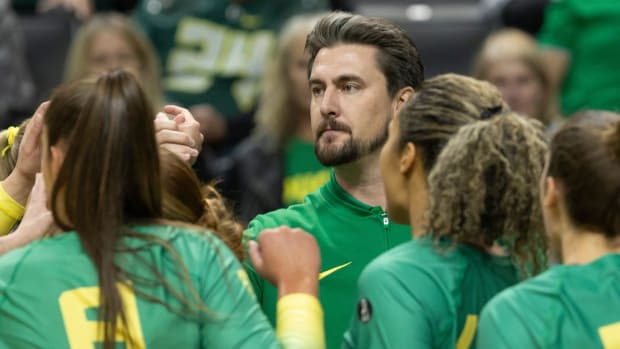 Oregon volleyball coach Matt Ulmer talks to his team during the match against Washington State