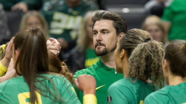 Oregon volleyball coach Matt Ulmer talks to his team during the match against Washington State