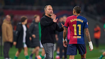 Raphinha (r.) und Hansi Flick nach dem Barça-Remis gegen Betis