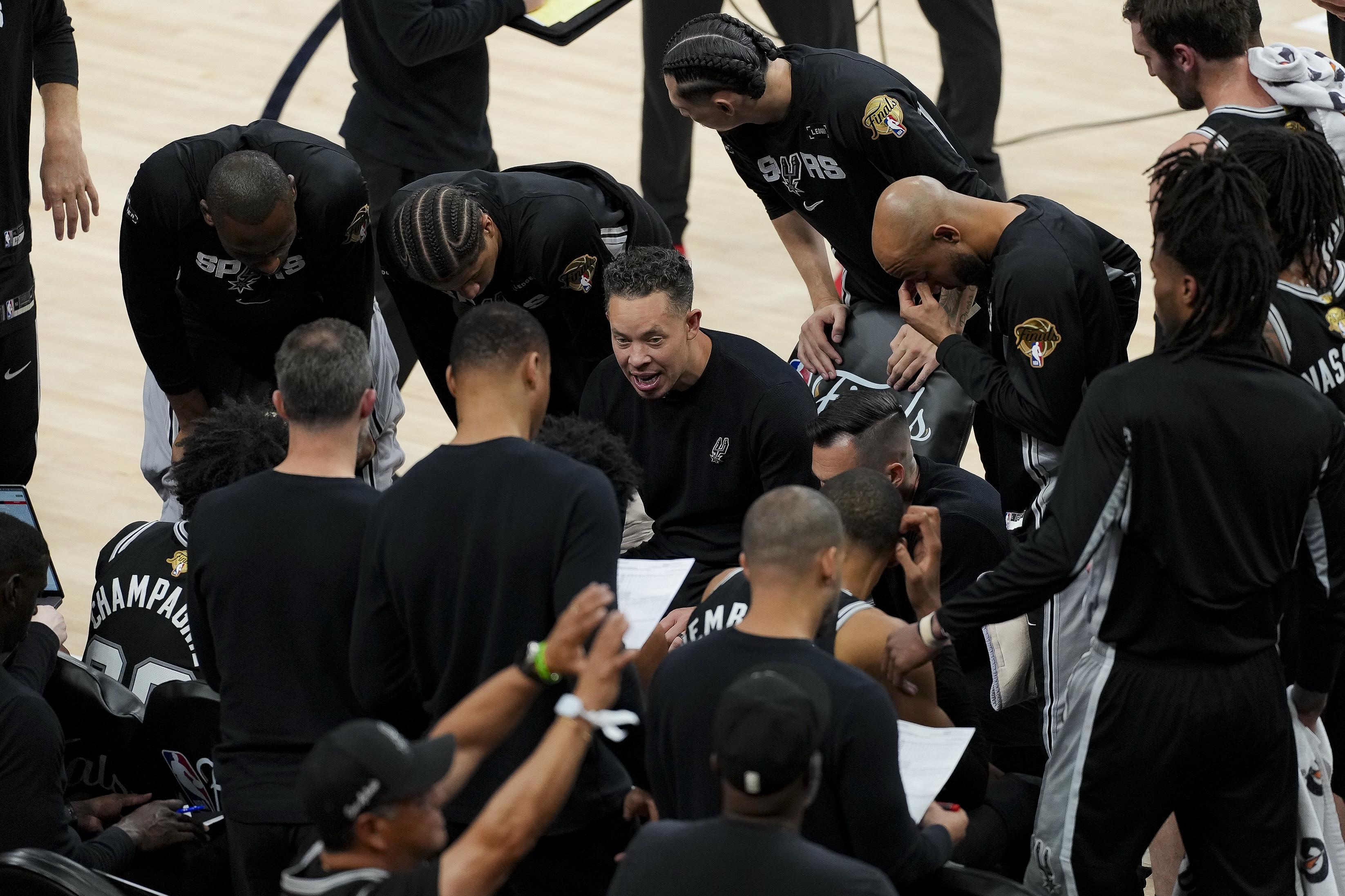 Spurs Collapse Late in Fourth Quarter, Drop Game 1 of NBA Finals to Knicks