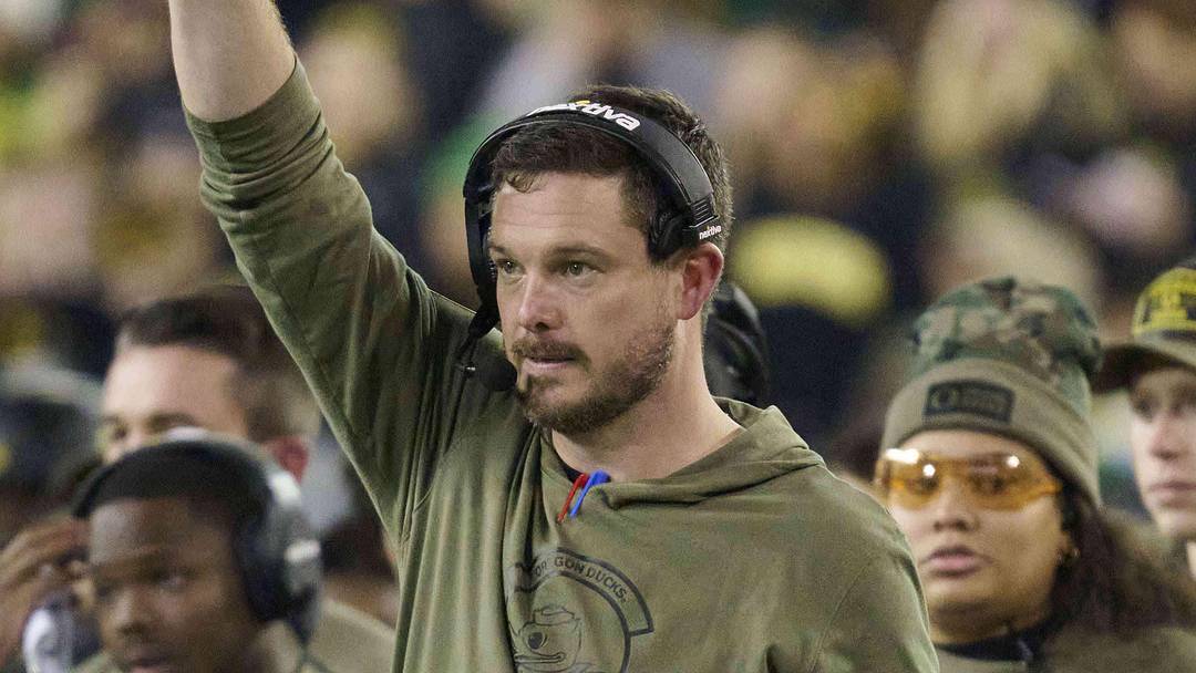 Nov 11, 2023; Eugene, Oregon, USA; Oregon Ducks head coach Dan Lanning signals to his defense during the first half against the USC Trojans at Autzen Stadium. Mandatory Credit: Troy Wayrynen-Imagn Images Nov 11, 2023; Eugene, Oregon, USA; Oregon Ducks head coach Dan Lanning signals to his defense during the first half against the USC Trojans at Autzen Stadium. Mandatory Credit: Troy Wayrynen-Imagn Images