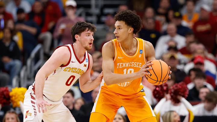 Mar 27, 2026; Chicago, IL, USA; Tennessee Volunteers forward Nate Ament (10) looks to pass while defended by Iowa State Cyclones guard Nate Heise (0) in the first half during a Sweet Sixteen game of the Midwest Regional of the men's 2026 NCAA Tournament at United Center. Mandatory Credit: Kamil Krzaczynski-Imagn Images
