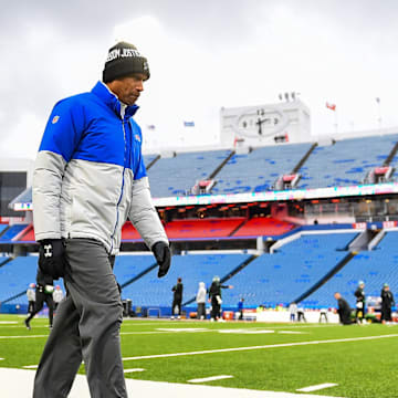Buffalo Bills defensive coordinator Leslie Frazier walks the field prior to the game against the New York Jets at Highmark Stadium. 