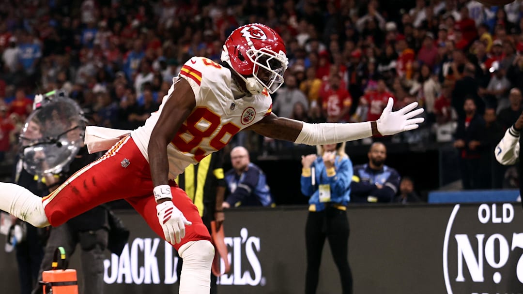 [US, Mexico & Canada customers only] Sep 5, 2025; Sao Paulo, BRAZIL; Kansas City Chiefs wide receiver Jason Brownlee (89) reaches for the ball against Los Angeles Chargers cornerback Donte Jackson (26) during a NFL game at Corinthians Arena. Mandatory Credit: Jean Carniel/Reuters via Imagn Images