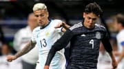 Nicolás Domínguez y Edson Álvarez durante un amistoso entre la selección de Argentina y México.