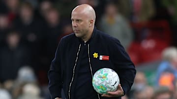 Arne Slot et Liverpool retrouveront le PSG en quarts de finale de Ligue des Champions. 