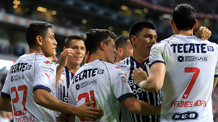 Jugadores de Rayados de Monterrey celebran un gol.