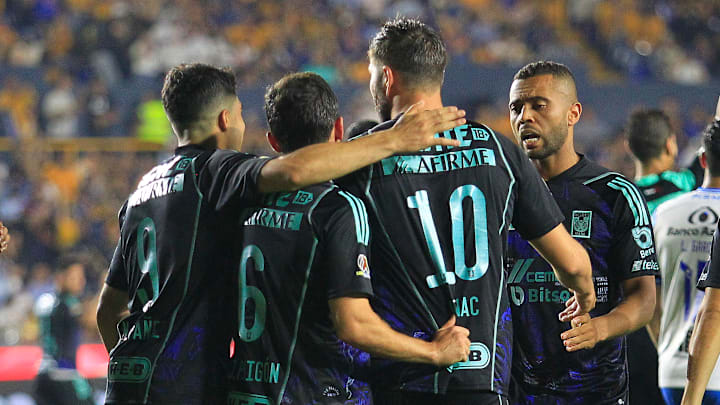 Jugadores de Tigres celebran un gol.