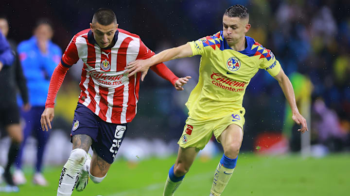 Roberto Alvarado de Chivas y el español Álvaro Fidalgo del América durante el Clásico Nacional del C2024