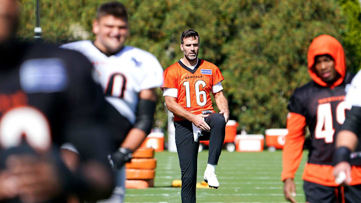 Oct. 8, 2025; Cincinnati, OH; Joe Flacco participates in warmups during Bengals practice 