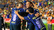 El uruguayo Jonathan Rodríguez festeja con sus compañeros del América el tanto sobre los Tigres.
