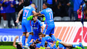 Jugadores de Cruz Azul celebran un gol.