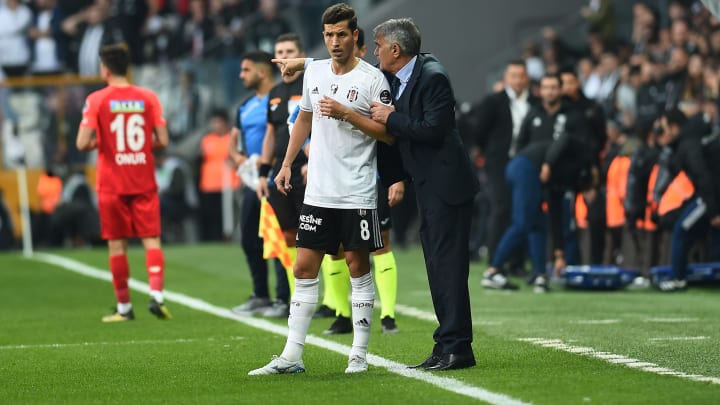 Şenol Güneş, Salih Uçan'la konuşuyor. Şenol Güneş, Salih Uçan'la konuşuyor.