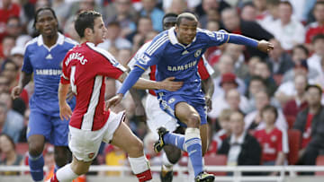 Chelsea's Ashley Cole (R) avoids a chall