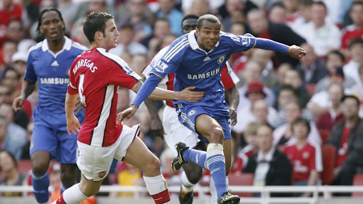 Chelsea's Ashley Cole (R) avoids a chall