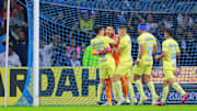 Jugadores del América celebran la atajada de Malagón.