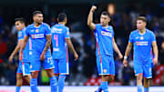 Jugadores de Cruz Azul celebran su pase a la Liguilla.