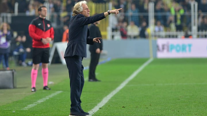 Jorge Jesus oyuncularını uyarıyor.
