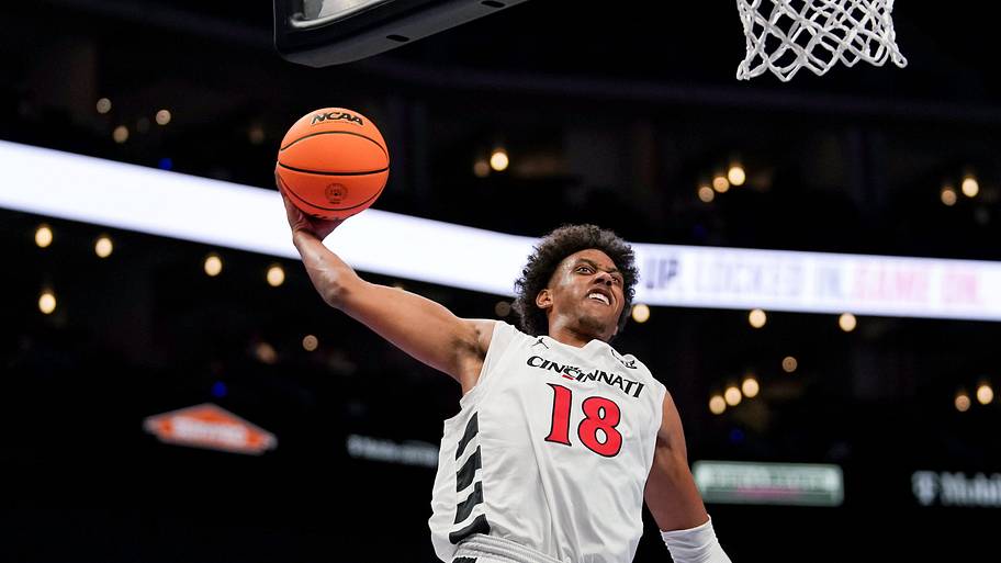 Cincinnati forward Baba Miller dunks the ball.