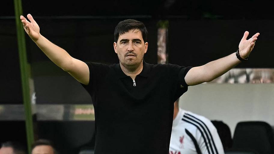 Andoni Iraola with his arms outstretched.