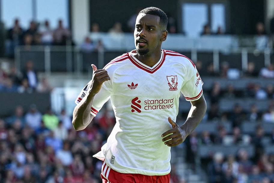 Alexander Isak celebrating.