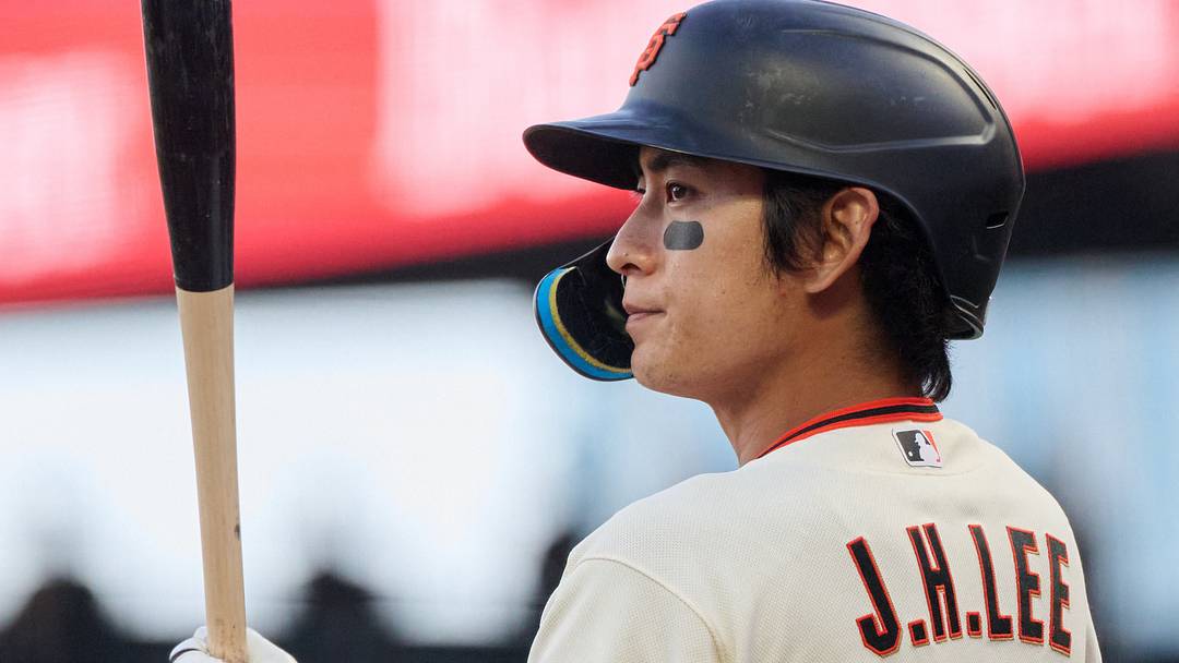 San Francisco Giants outfielder Jung Hoo Lee (51) looks on while batting. Credit: Robert Edwards-Imagn Images San Francisco Giants outfielder Jung Hoo Lee (51) looks on while batting. Credit: Robert Edwards-Imagn Images