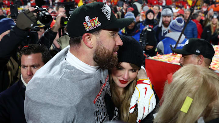 Clark Hunt had a very nice message for Travis Kelce and Taylor Swift after their podcast appearance.