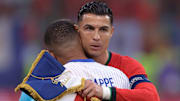 Cristiano Ronaldo y Kylian Mbappé en un partido de las selecciones de Francia y Portugal 